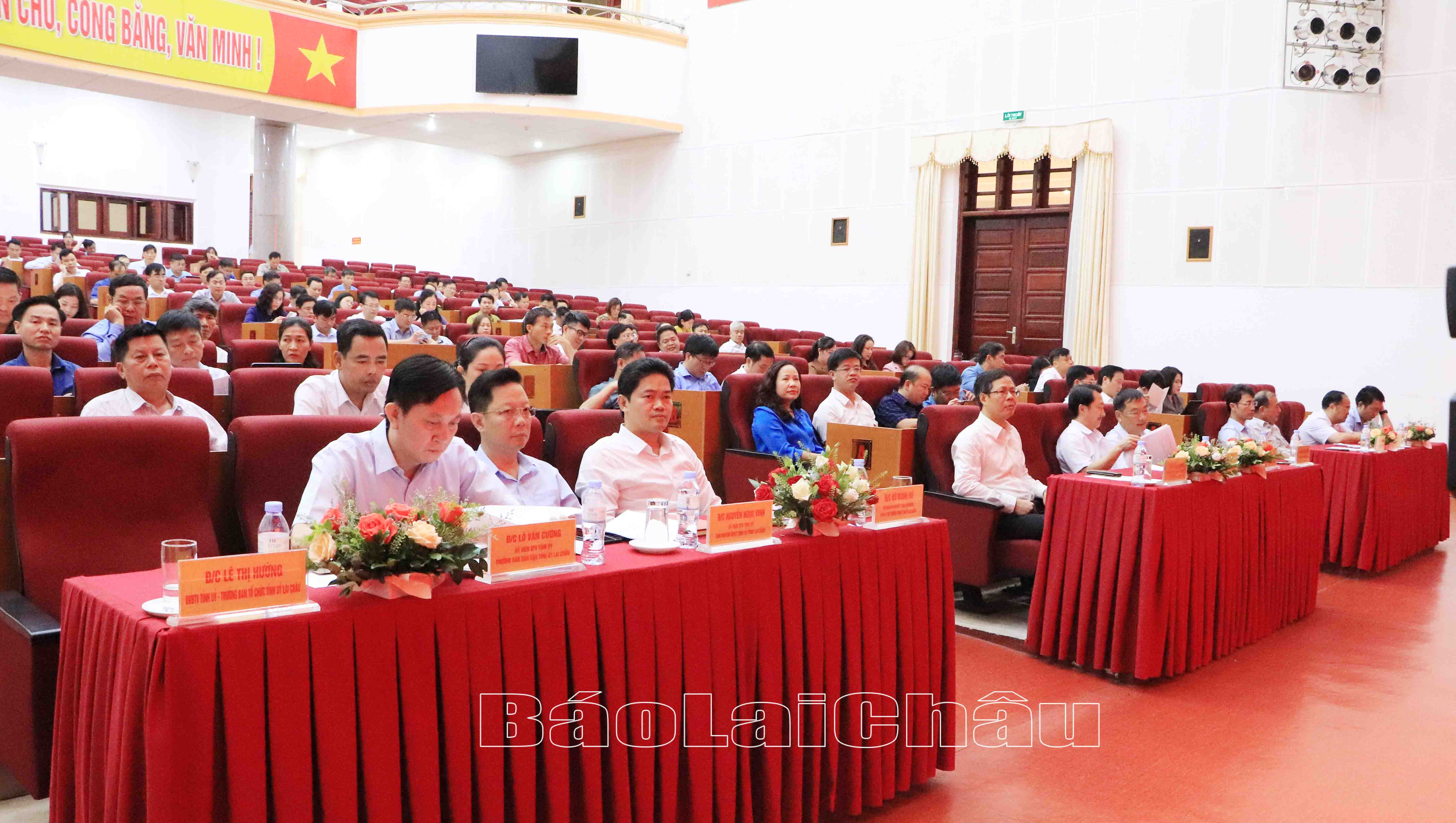 Đại biểu dự lễ khai giảng.